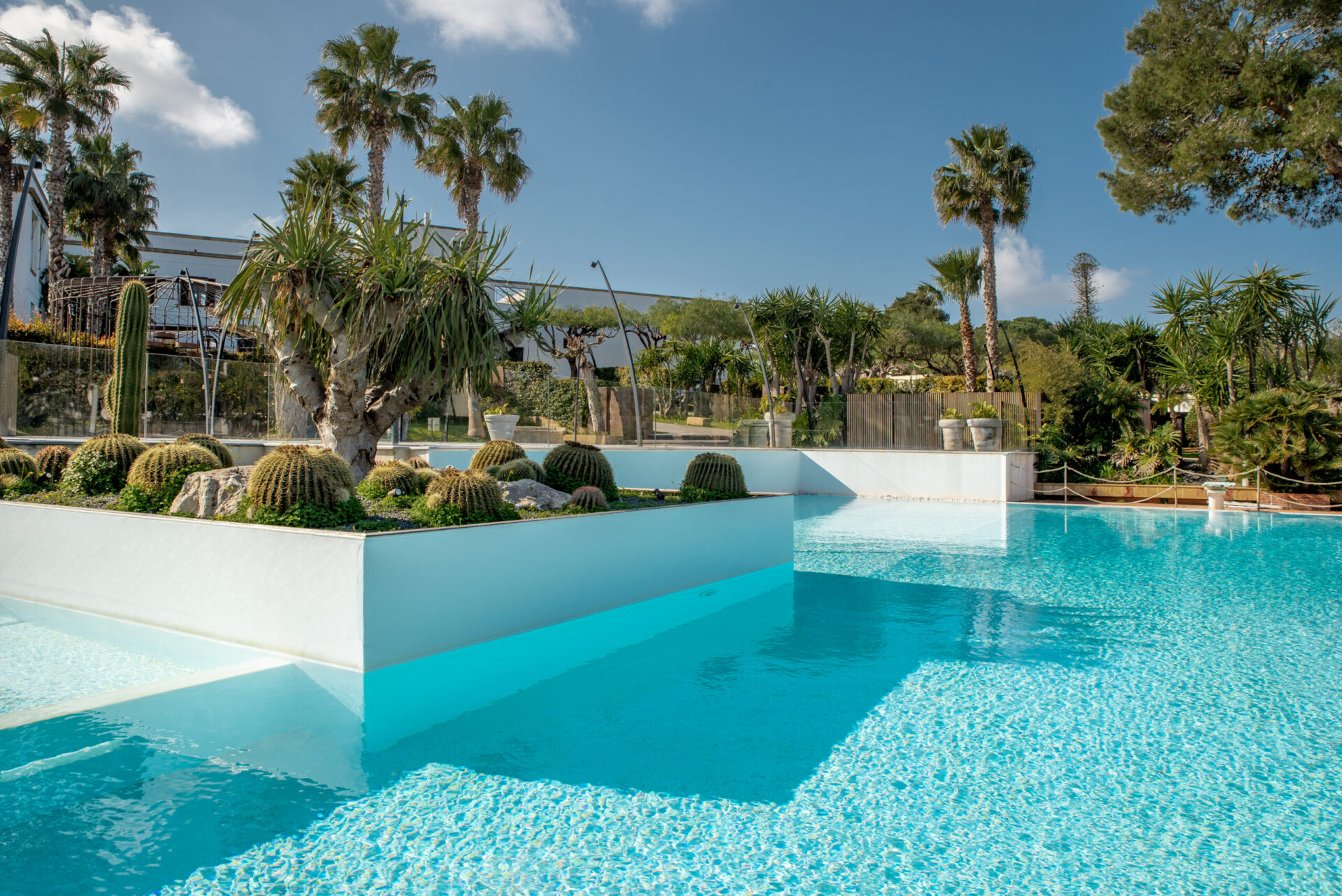 La piscina di Villa Favorita, hotel e resort a Marsala nel parco secolare